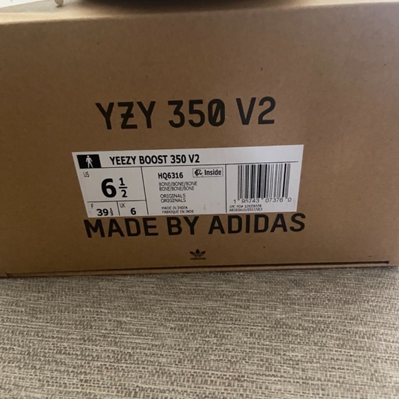 Brand new yeezy boost 350 V2 - Picture 3 of 4